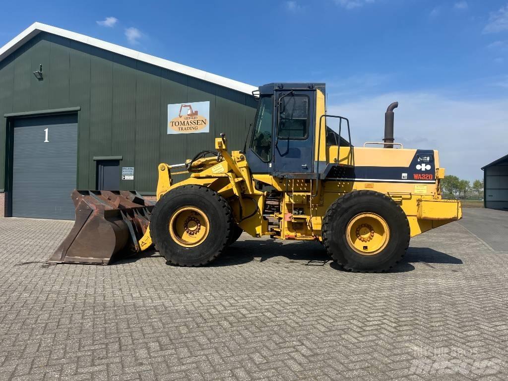 Komatsu WA 320-1 Колесни товарачи