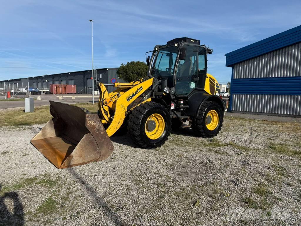 Komatsu WA 100M-7 Колесни товарачи