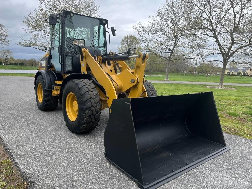 CAT 908M Колесни товарачи