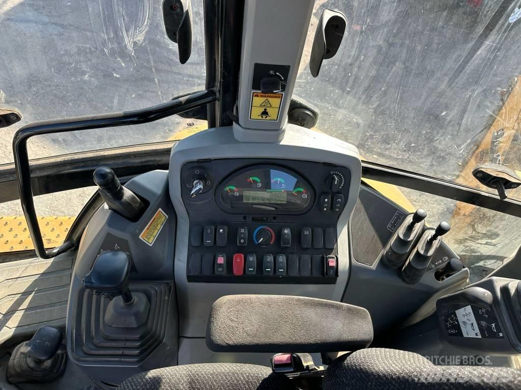 CAT 420F2 Товарач със заден ексватор