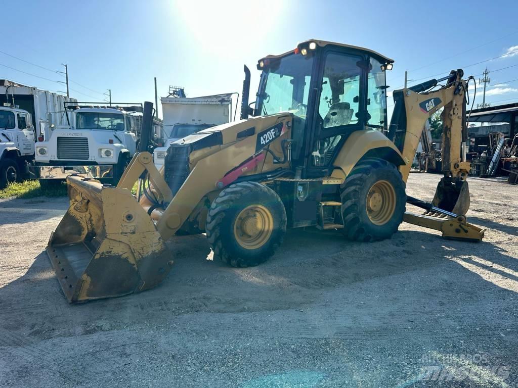 CAT 420F2 Товарач със заден ексватор