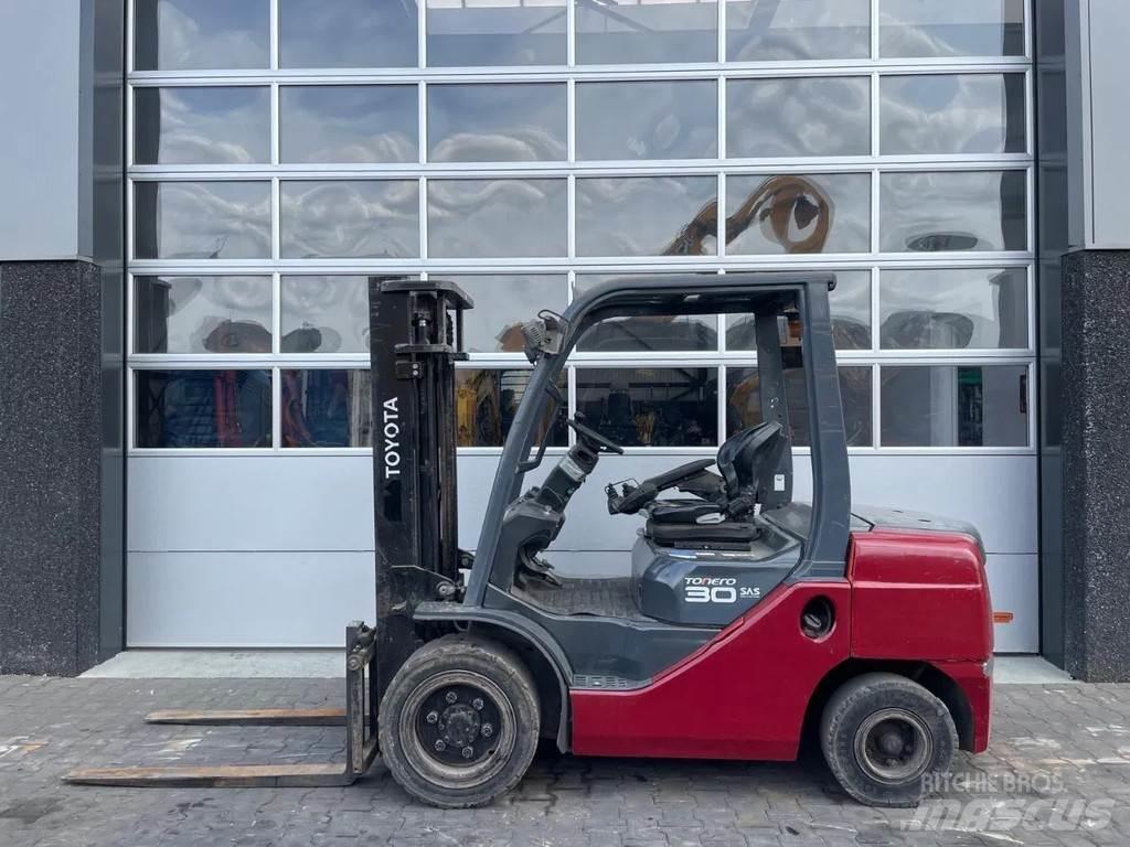 Toyota 02-8DF30 Вилични кари-повдигачи - други