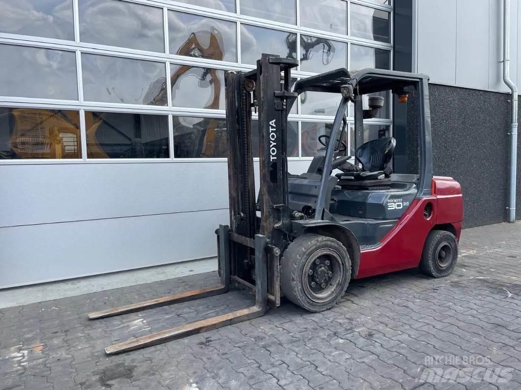 Toyota 02-8DF30 Вилични кари-повдигачи - други