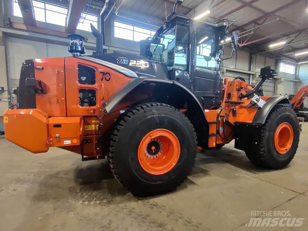 Hitachi ZW220-7 Колесни товарачи