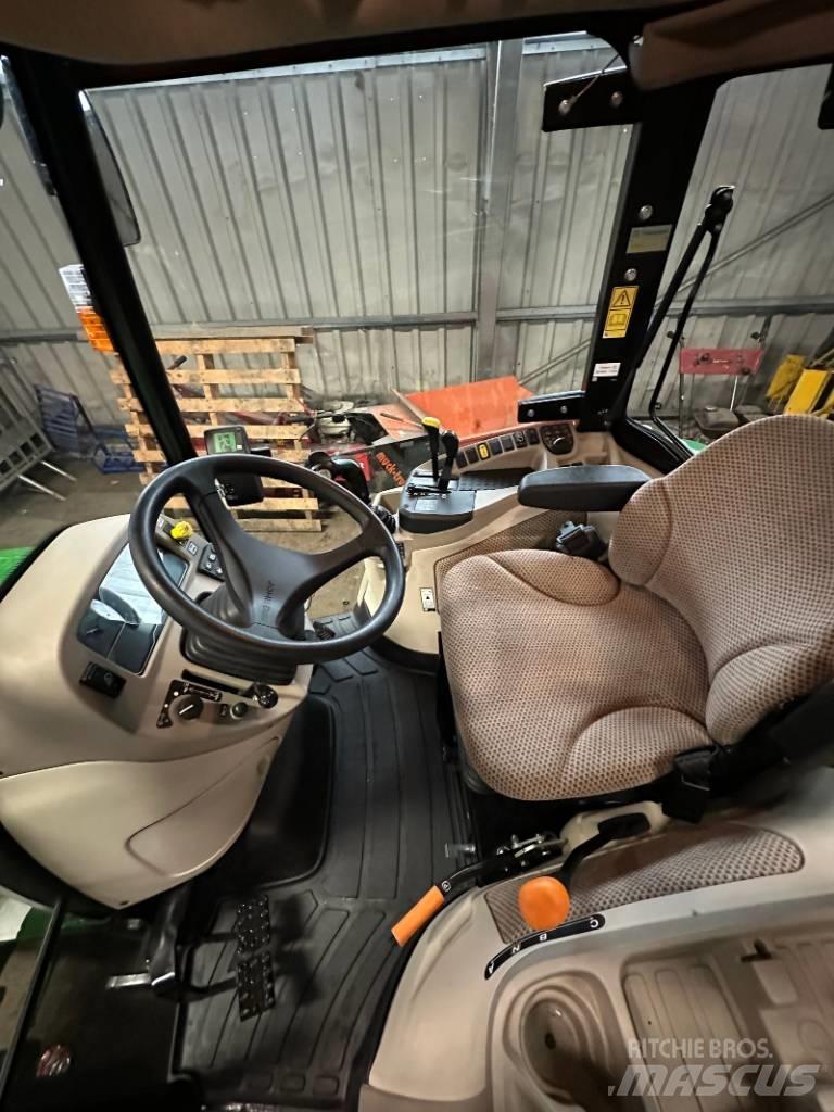 John Deere 3046 R Трактори