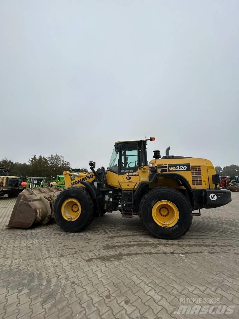Komatsu WA 320 Колесни товарачи