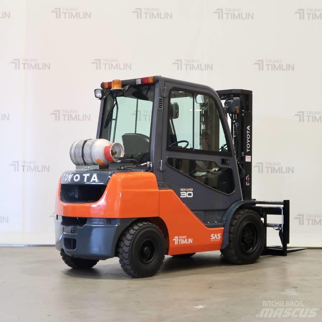 Toyota 02-8FGF30 Камиони с АГУ