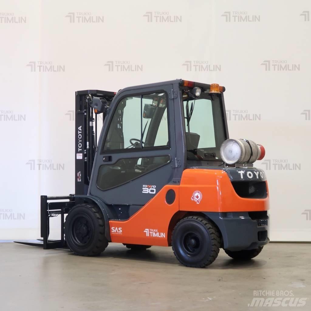 Toyota 02-8FGF30 Камиони с АГУ