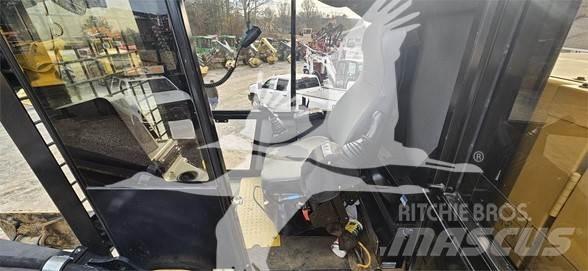 CAT 559D Товарачи с наклонена стрела
