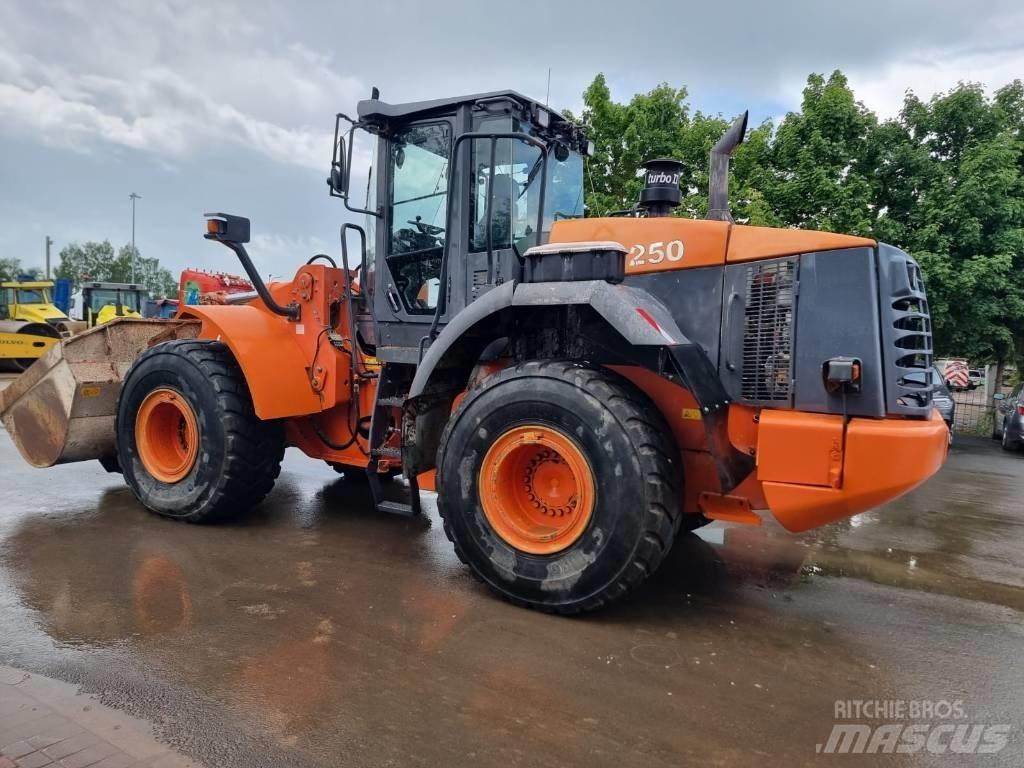 Hitachi ZW 250 Колесни товарачи