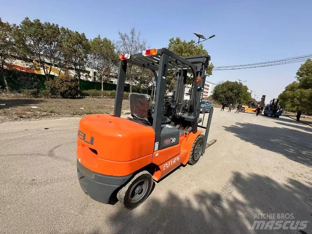 Heli CPC 30 Дизелови камиони