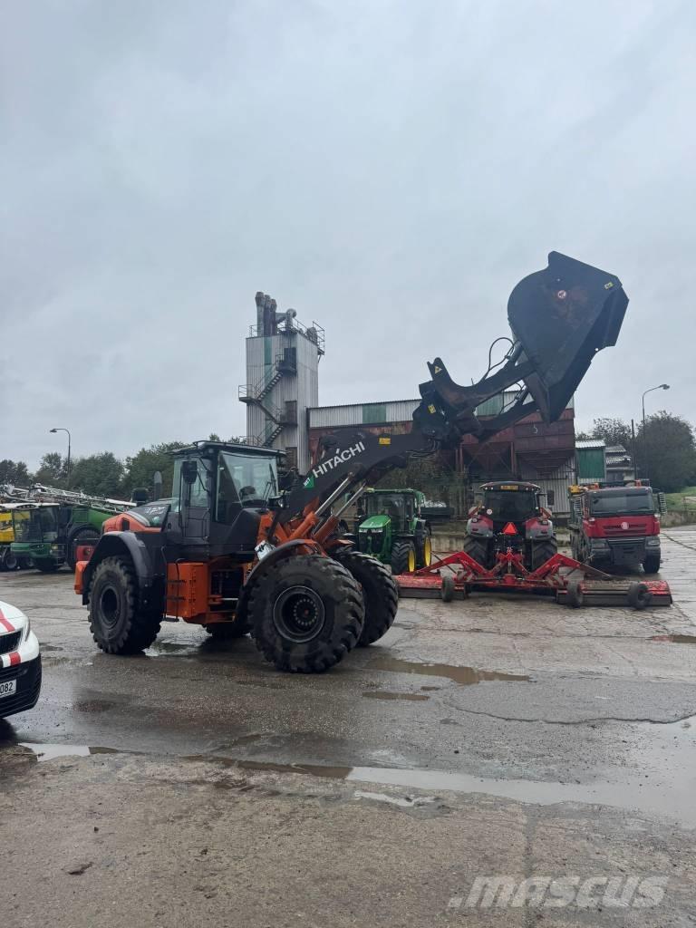 Hitachi ZW220 Колесни товарачи
