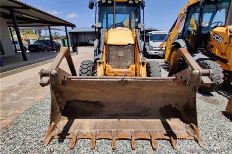 JCB 3CX 4X4 TLB Товарач със заден ексватор