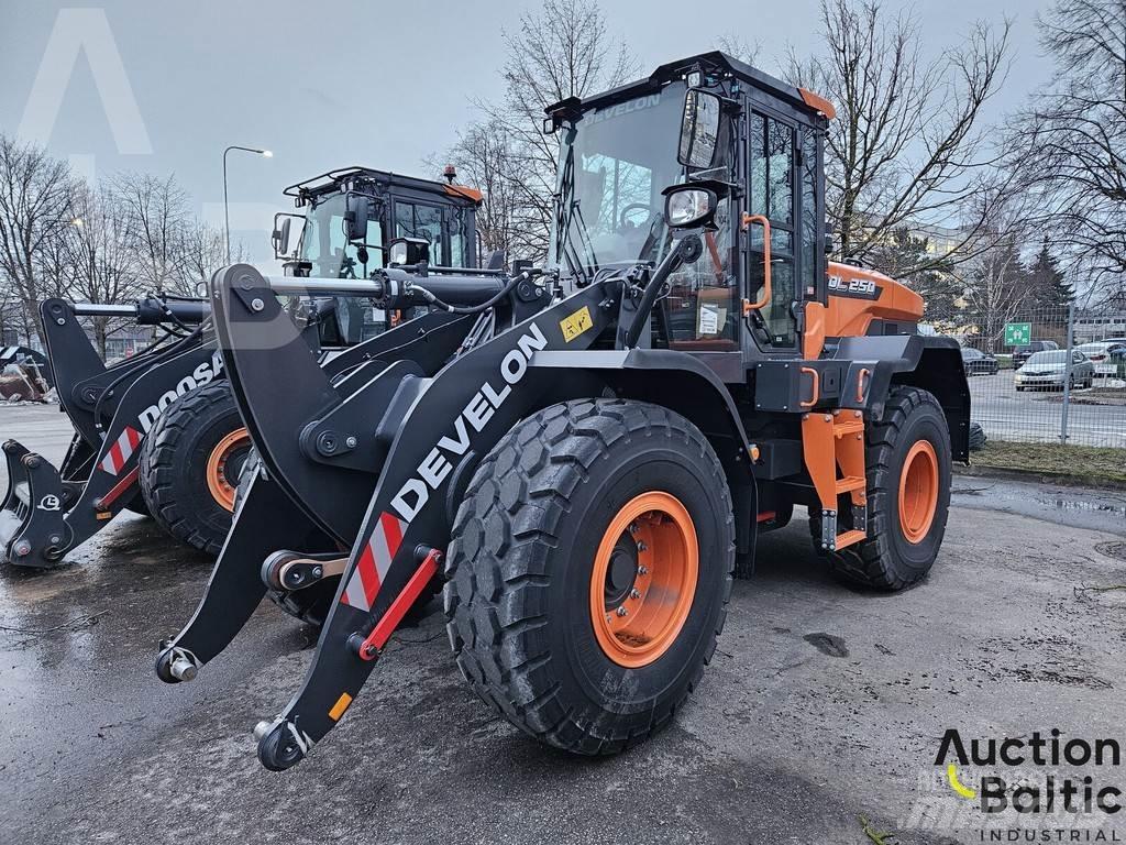 Develon DL250 Колесни товарачи