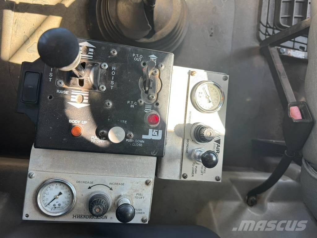 Mack GU813 Самосвал