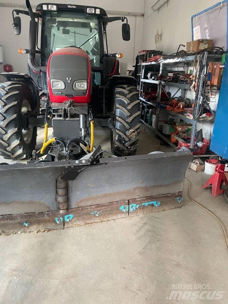 Valtra N 101 Трактори