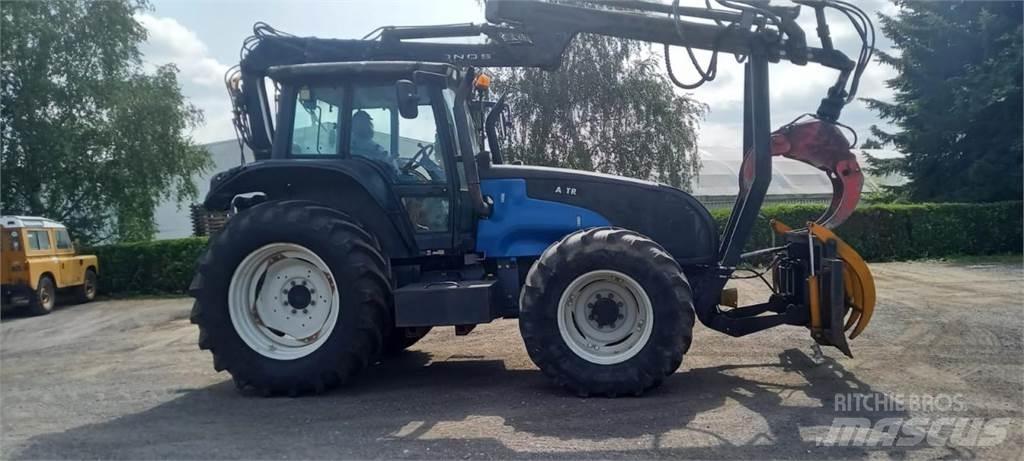Valtra T130 Трактори