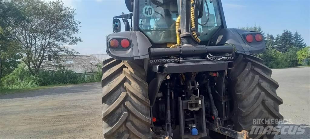 Valtra T130 Трактори