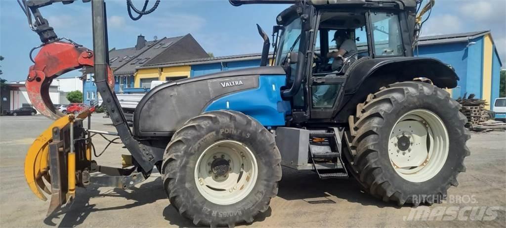 Valtra T130 Трактори