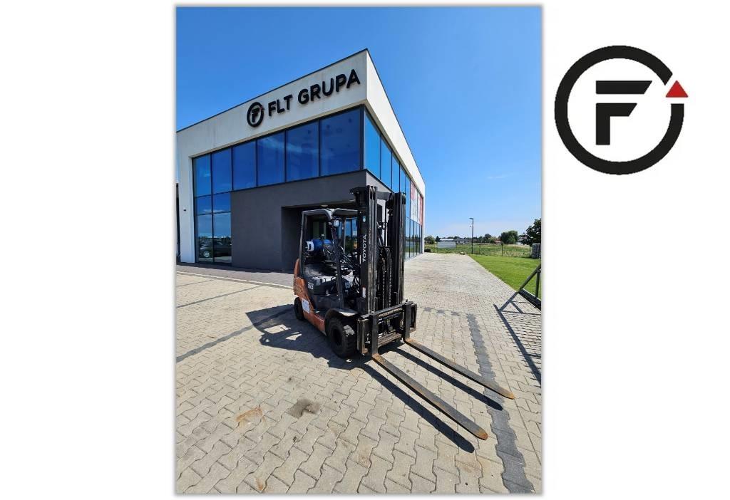 Toyota 02-8 FGKF 20 Камиони с АГУ