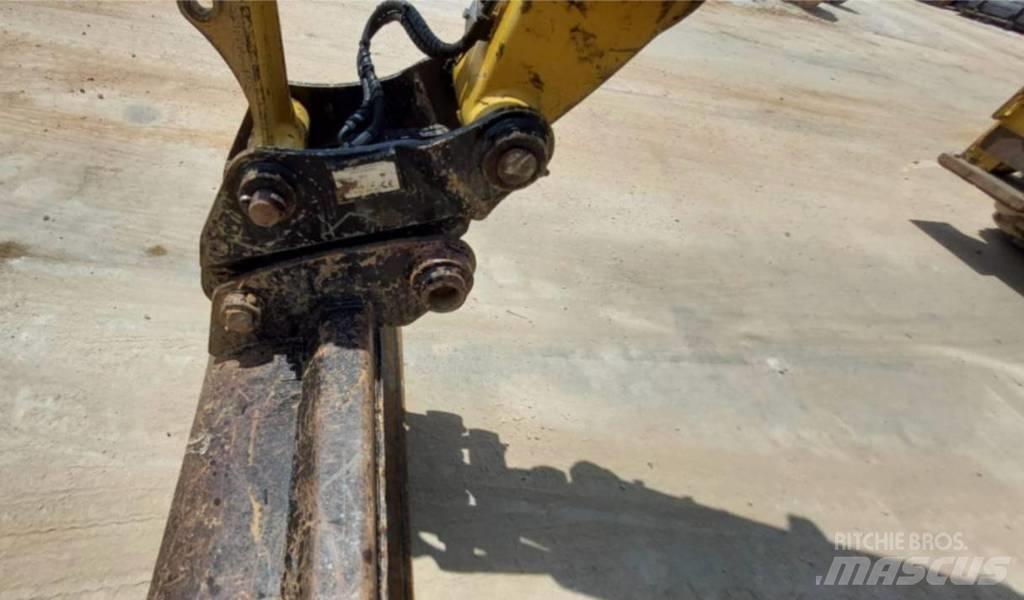 CAT 432 F2 Товарач със заден ексватор