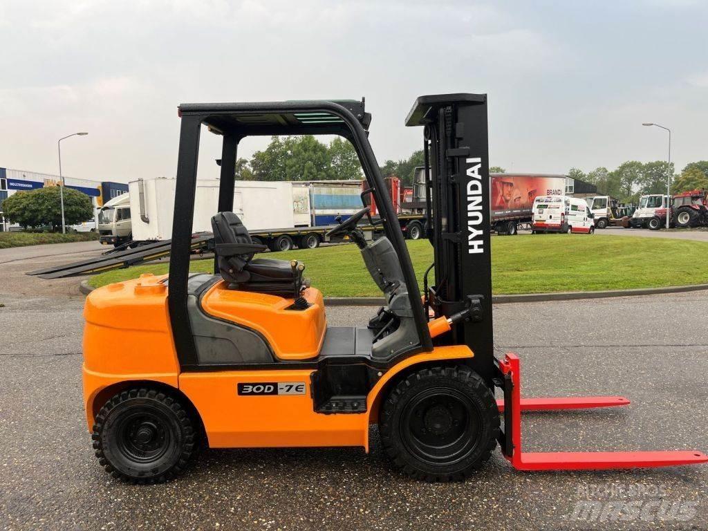 Hyundai 30D-7E Дизелови камиони