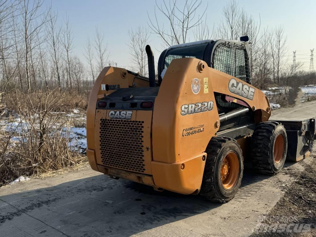 CASE SR220 Мини товарачи
