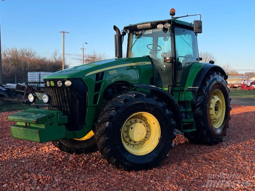 John Deere 8230 Трактори