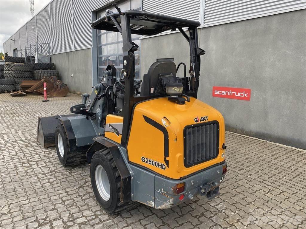 GiANT G2500HD Многофункционални товарачи
