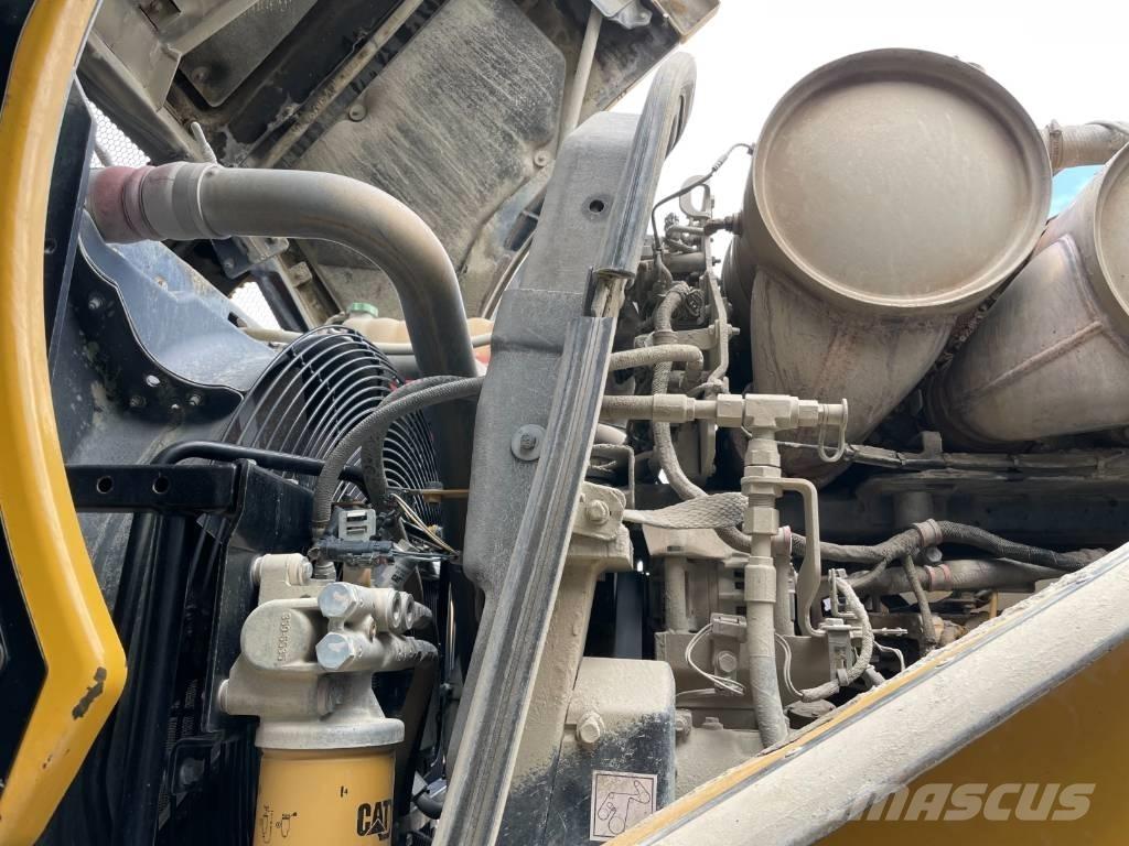 CAT 972M Колесни товарачи
