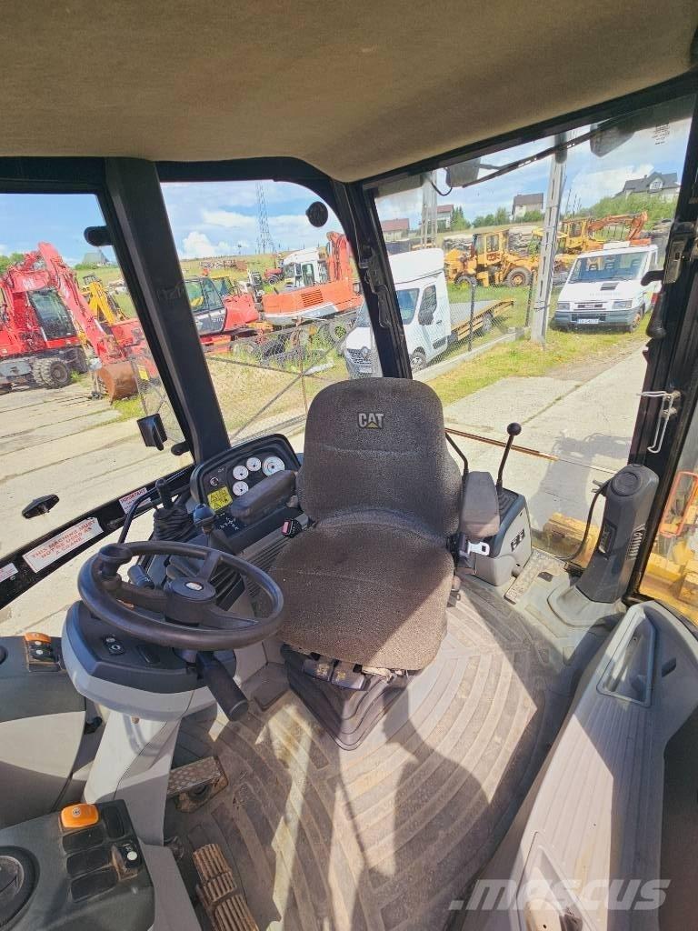 CAT 428 E Товарач със заден ексватор