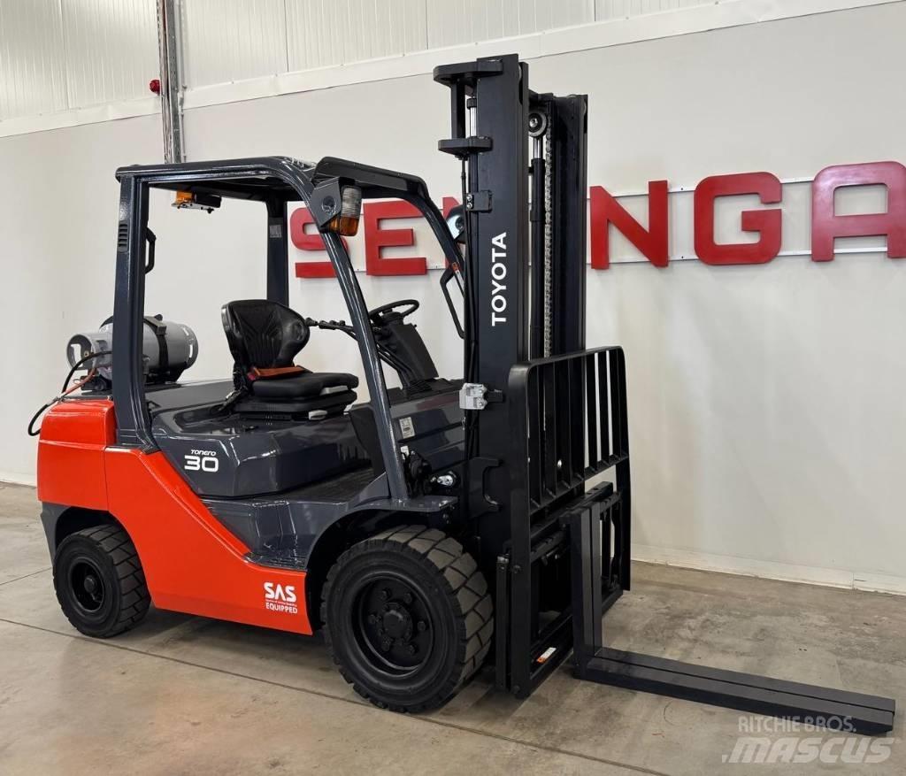 Toyota 10851 - 8FGF30 Камиони с АГУ