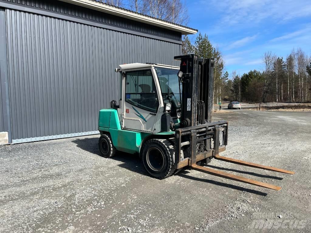 Mitsubishi FD45K2 Дизелови камиони