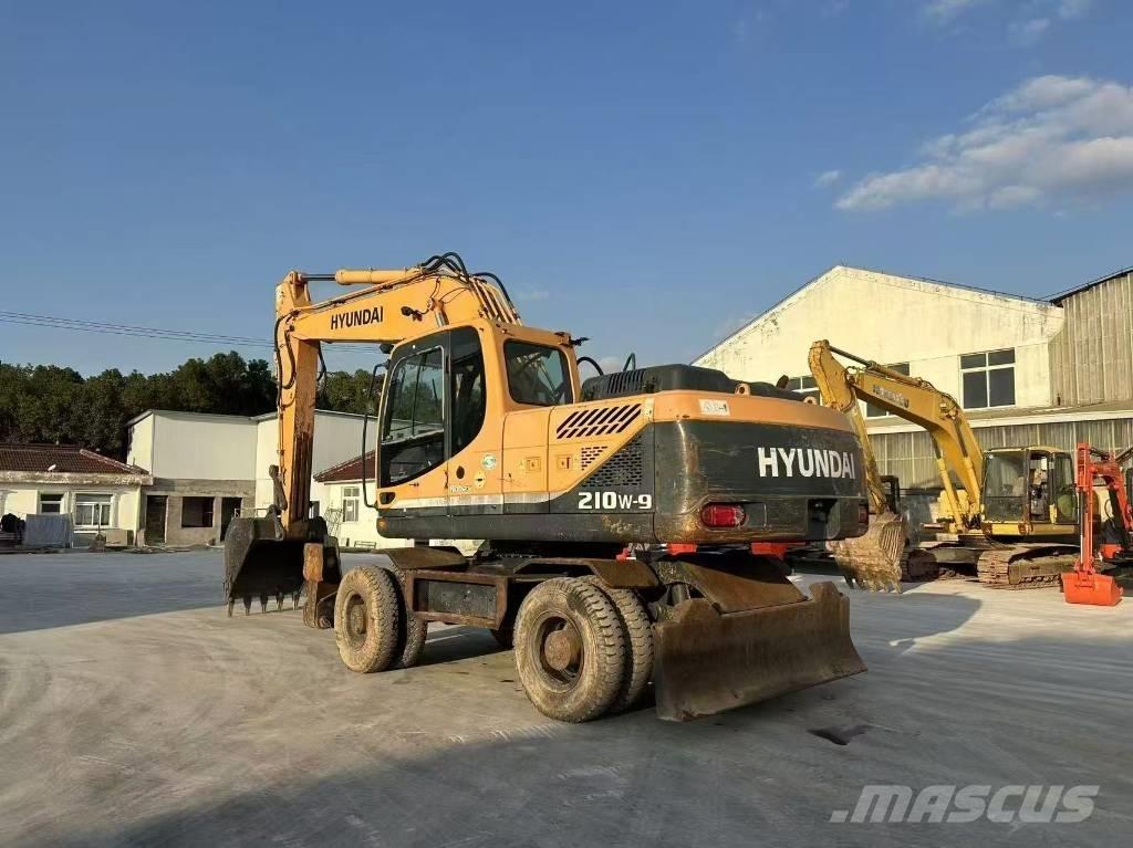 Hyundai 210W-9 Колесни екскаватори