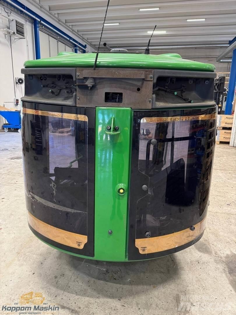 John Deere 1270E Кабина