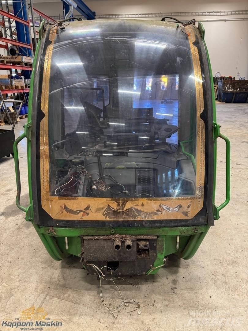 John Deere 1270E Кабина