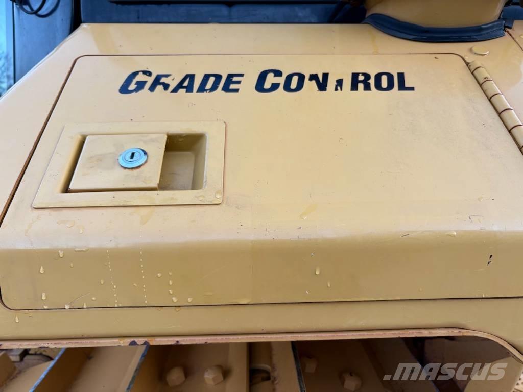 CAT D 6 N XL Верижни булдозери
