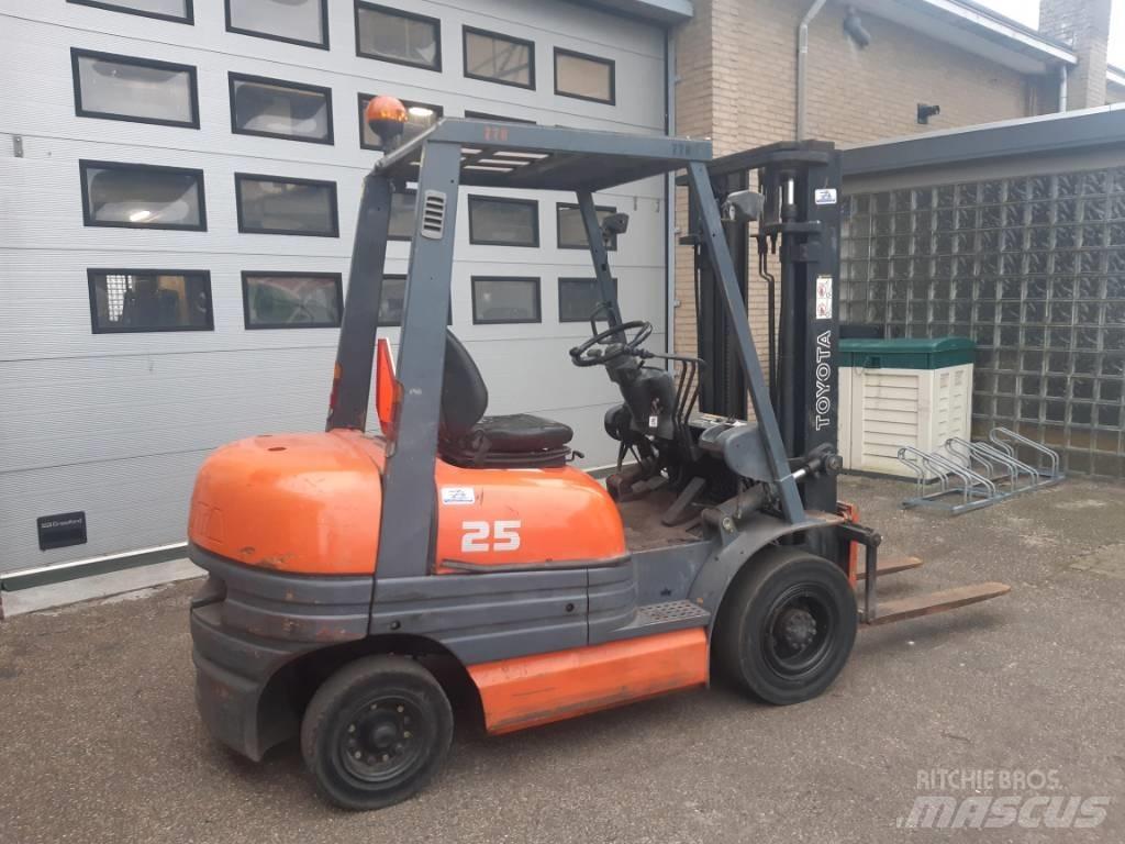 Toyota 6 FDF 25 Дизелови камиони