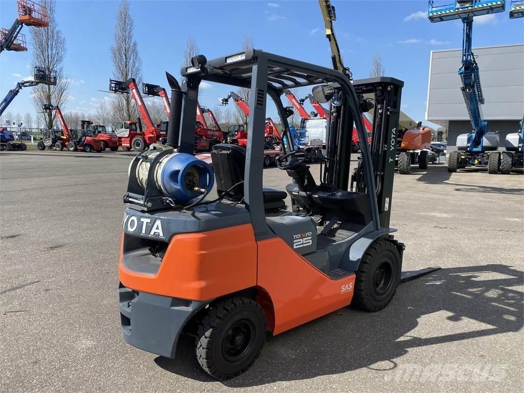 Toyota 02-8FGF25 Камиони с АГУ