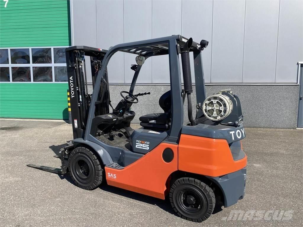 Toyota 02-8FGF25 Камиони с АГУ