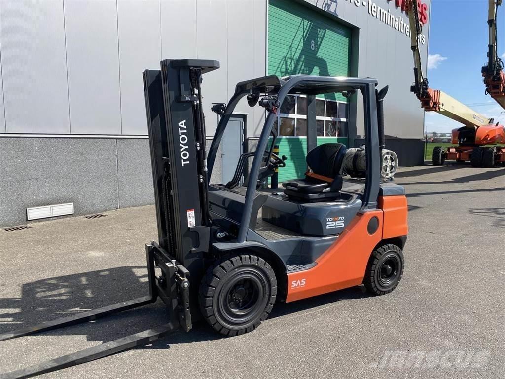 Toyota 02-8FGF25 Камиони с АГУ