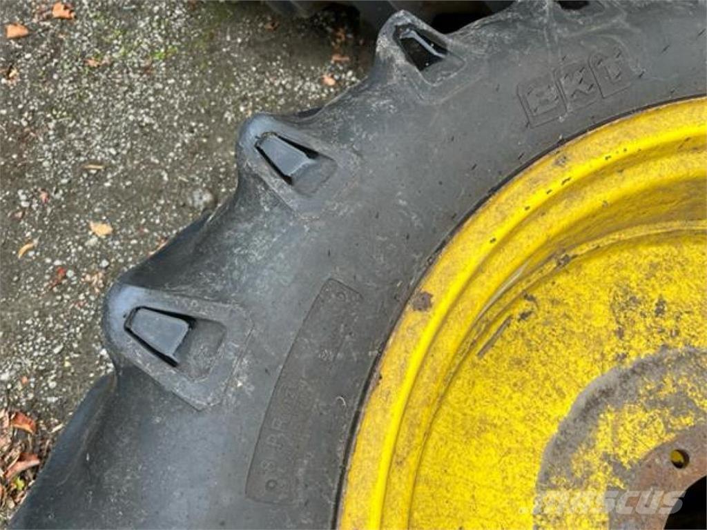 BKT 12.4-32 Колелета/Гуми