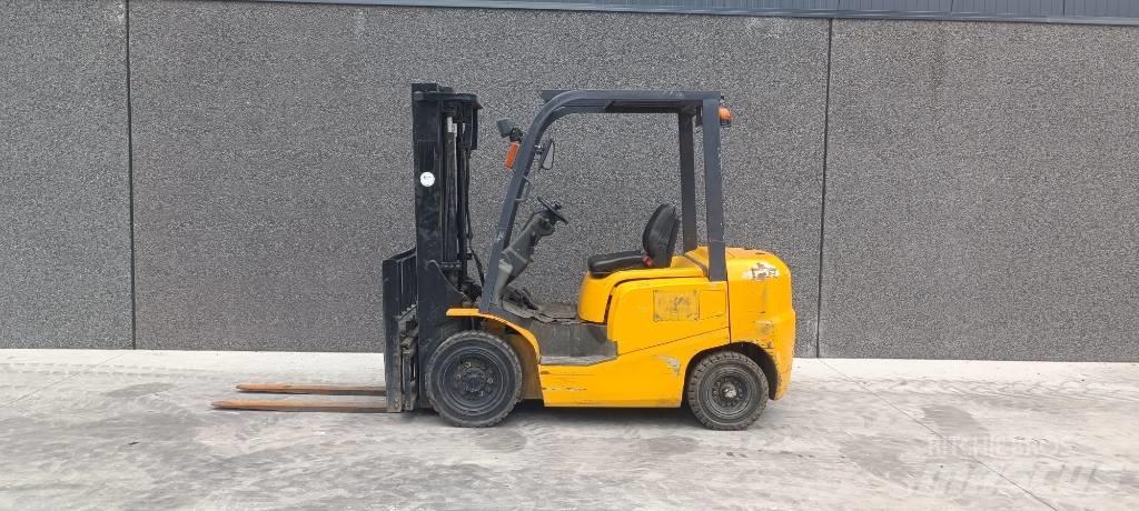 TCM FD25T3 Дизелови камиони