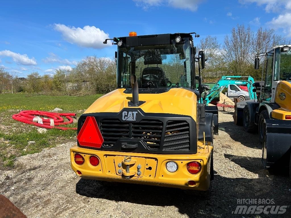 CAT 906 Колесни товарачи