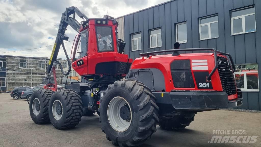 Komatsu 951 Харвестери