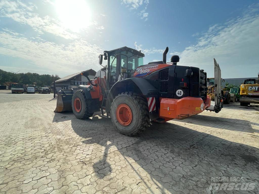 Hitachi ZW 250-6 Колесни товарачи