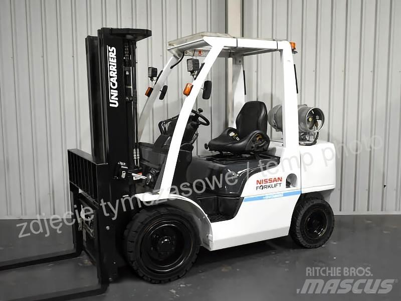 Nissan UG1F2A35DU Камиони с АГУ