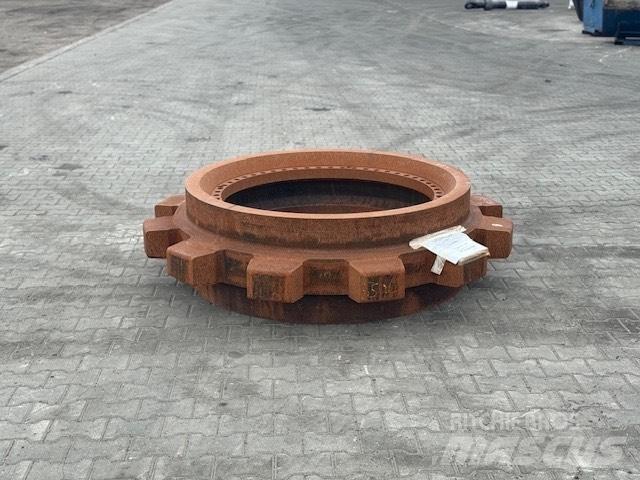 CAT 6040 SPROCKET Релси, вериги и ходова част
