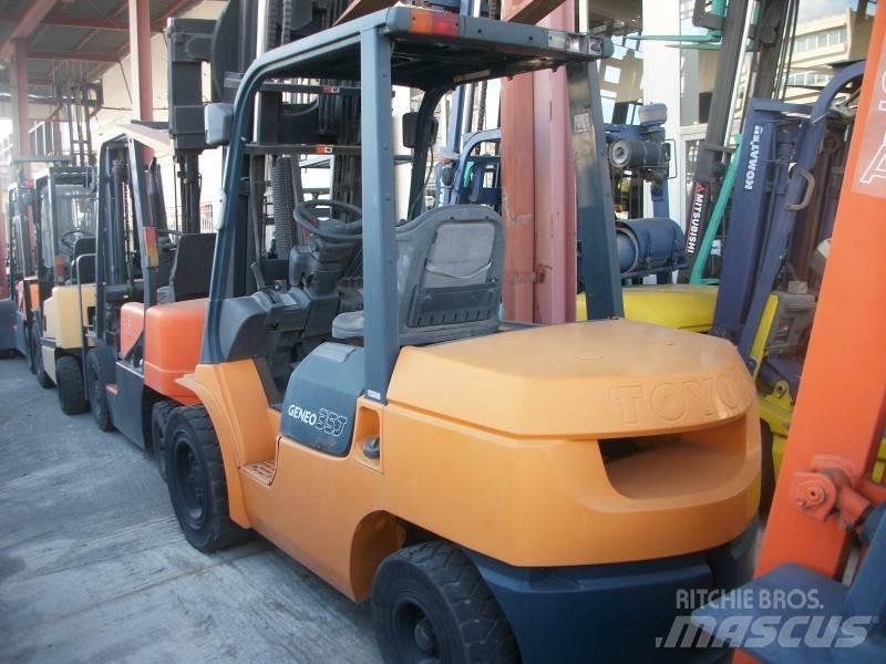 Toyota 7 FDJ 35 Дизелови камиони