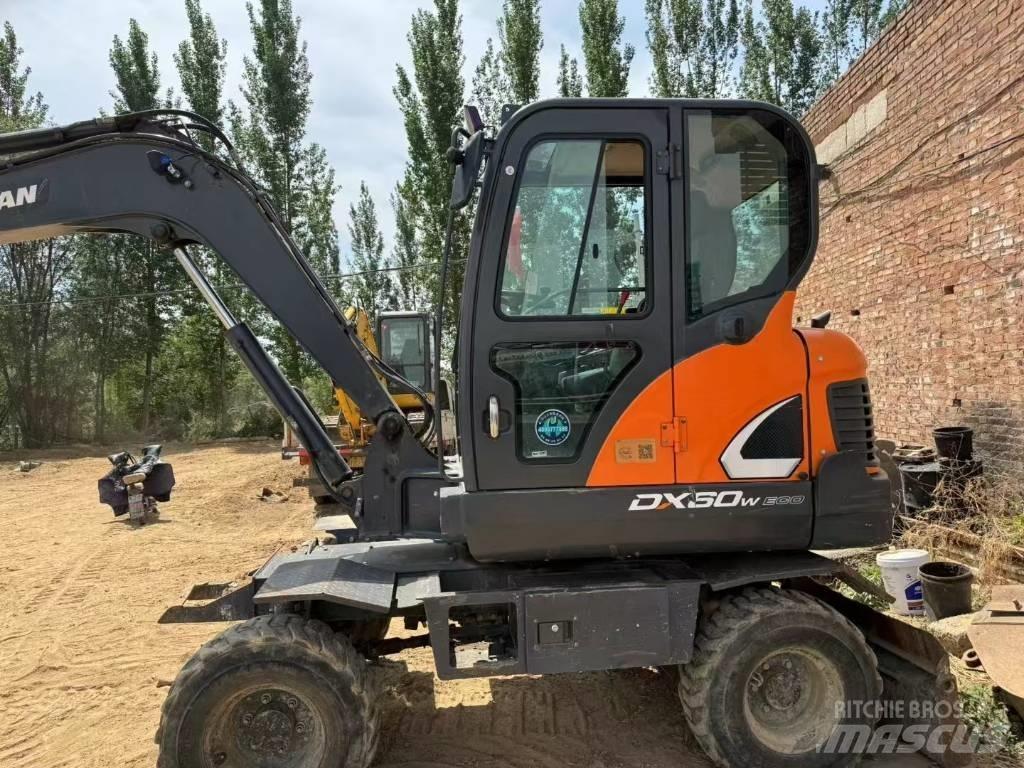 Doosan DX60W Колесни екскаватори